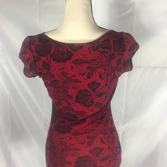 EXPRESS Red & Black Flower Top-long w/ Cap Sleeve - Picture 4 of 6